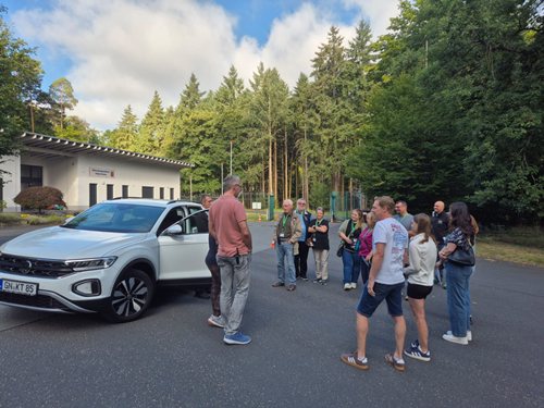 Teilnehmer bei der Einweisung